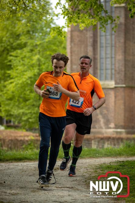 Volle terrassen, bruisende kleedjesmarkt en sportieve Wallenloop: Elburg leeft tijdens koningsdag! - &copy; NWVFoto.nl